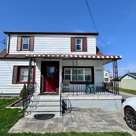 Near The Falls Two Bedroom - 5 Min Walk To Clifton Niagarawatervallen Buitenkant foto