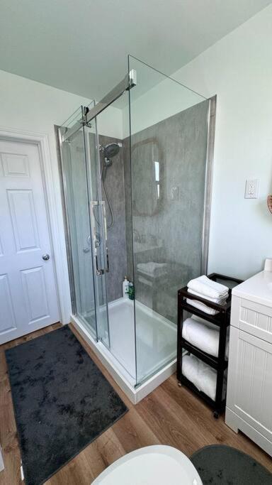 Near The Falls Two Bedroom - 5 Min Walk To Clifton Niagarawatervallen Buitenkant foto